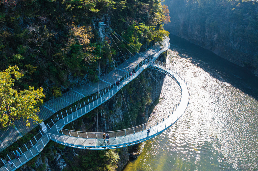 鐵原漢灘江柱狀節理路（棧道）